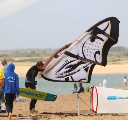 kite surfer pet a partir a l'eau